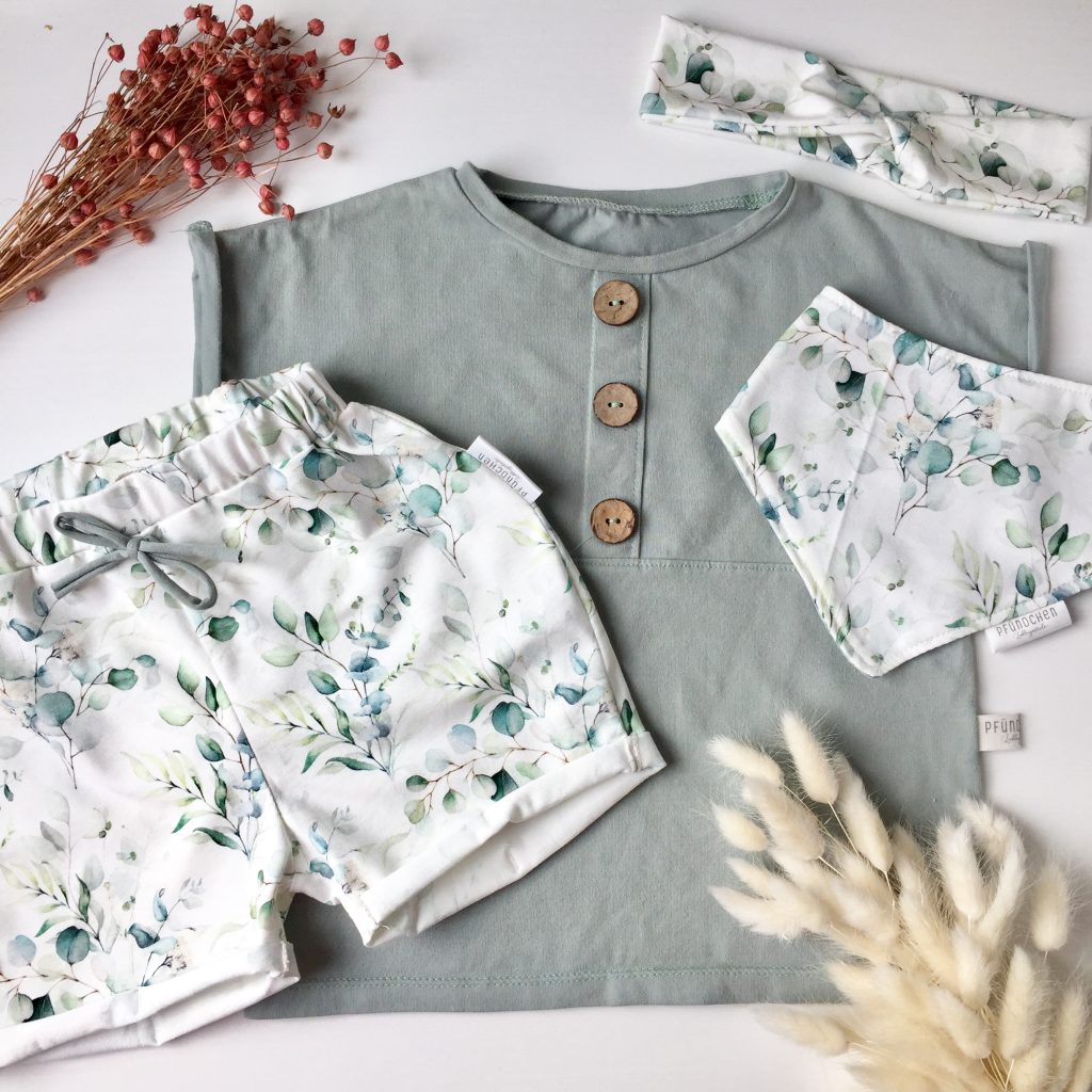 Handgenähtes Kleiderset in den Farben mint, gemustert mit Eukalyptusnlättern