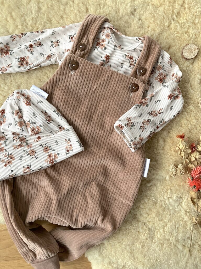 Latzhose und Body von Pfündchen Lieblingsstücke