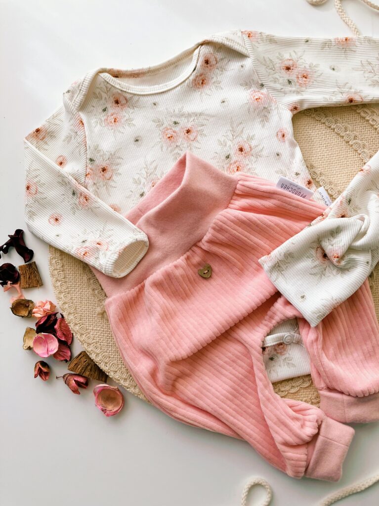 Babyset aus Body und Baggypant von Pfündchen